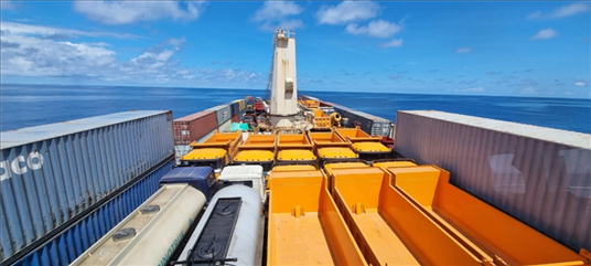 中蘇海運直航貨輪在海上行駛。中國駐蘇里南大使館供圖