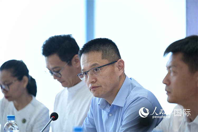 緬甸中國企業(yè)商會(huì)會(huì)長、工商銀行仰光分行行長劉銘介紹有關(guān)情況-人民網(wǎng)記者謝佳君攝