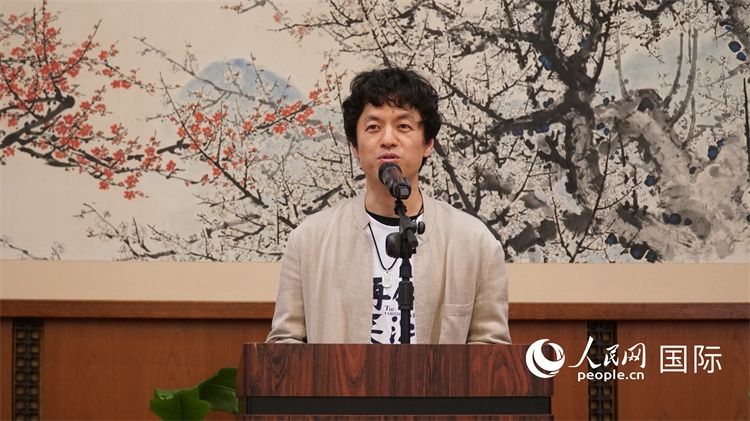 影片導(dǎo)演竹內(nèi)亮致辭。人民網(wǎng) 蔣曉辰攝