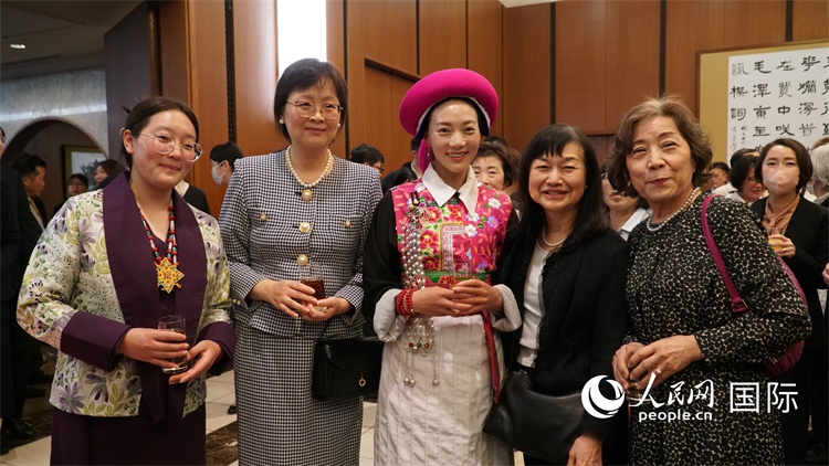 來賓與茨姆等人熱烈交流并合影留念。人民網(wǎng) 蔣曉辰攝