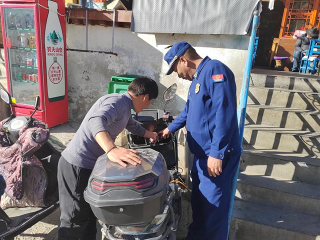 拉薩市消防救援支隊組織開展電動自行車消防安全檢查工作。受訪者供圖