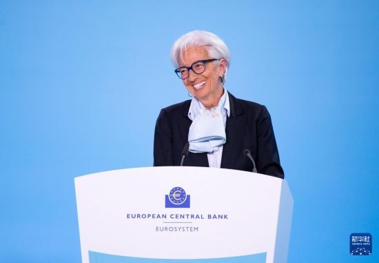 4月11日，歐洲中央銀行行長拉加德在德國法蘭克福歐洲中央銀行總部出席新聞發(fā)布會。新華社記者 張帆 攝