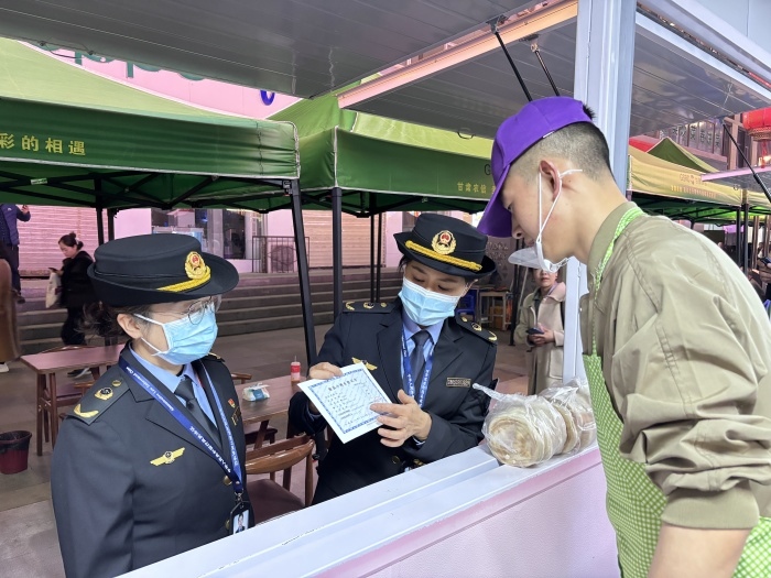 甘肅省天水市麥積區(qū)北道埠街道市場監(jiān)管所為麥積區(qū)步行街開辦的“麻辣燙一條街”提供送證上門服務(wù)。受訪者供圖