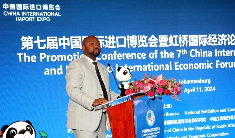 標準銀行集團企業(yè)與商業(yè)銀行部國際貿易總經理武巴致辭。（圖片來源：中國國際進口博覽會官微）