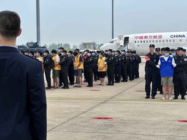 中國籍涉賭詐違法犯罪嫌疑人從柬埔寨被押解回國。人民網(wǎng)記者 郝萍攝