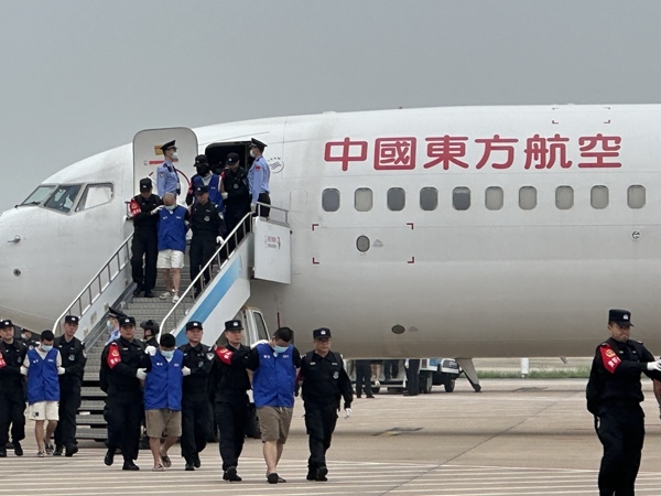 中國籍涉賭詐違法犯罪嫌疑人從柬埔寨被押解回國。人民網(wǎng)記者 郝萍攝