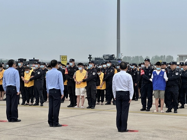 中國籍涉賭詐違法犯罪嫌疑人從柬埔寨被押解回國。人民網(wǎng)記者 郝萍攝