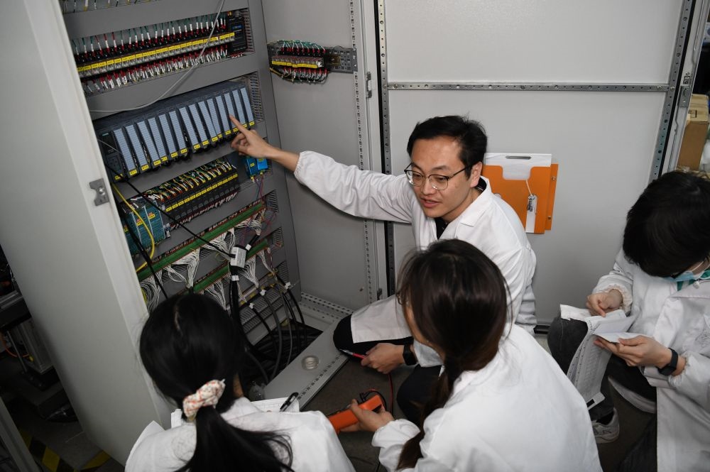 2024年4月6日，在位于安徽合肥的中國科學技術大學，安徽省先進功能高分子薄膜工程實驗室團隊成員在檢修自主研制的高分子薄膜原位雙向拉伸實驗設備的電氣控制系統(tǒng)。