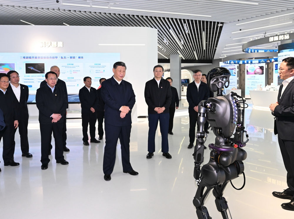 2023年11月28日下午，習近平總書記在上海浦東新區(qū)張江科學城參觀上?？萍紕?chuàng)新成果展。