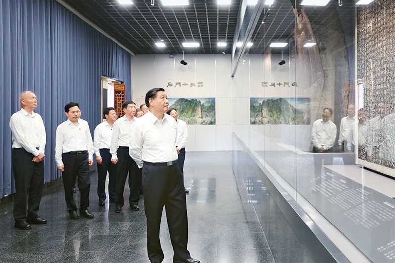 2023年7月29日，中共中央總書記、國家主席、中央軍委主席習(xí)近平在四川考察結(jié)束返京途中，來到陜西省漢中市考察。這是習(xí)近平參觀漢中市博物館有關(guān)歷史文物展陳。 新華社記者 鞠鵬/攝