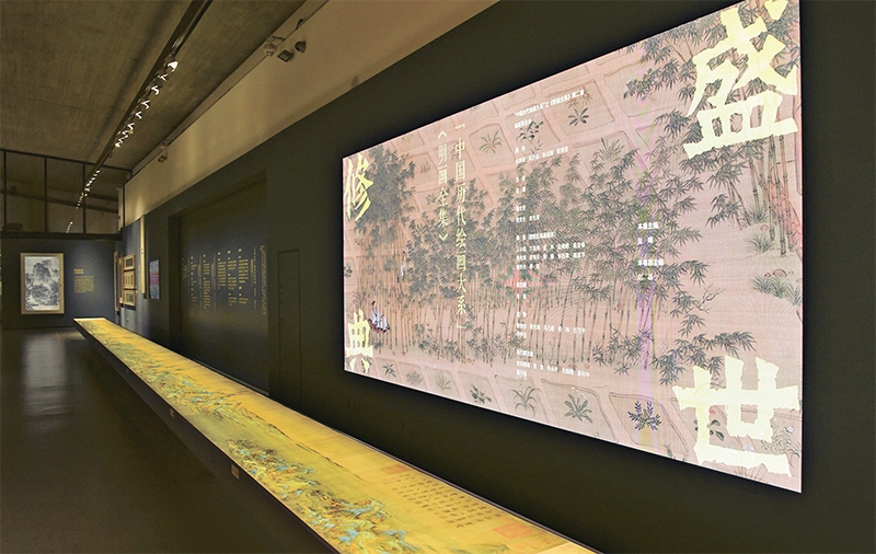 “中國(guó)歷代繪畫大系”，是習(xí)近平總書記親自批準(zhǔn)、高度重視的一項(xiàng)規(guī)模浩大、縱貫歷史、橫跨中外的國(guó)家級(jí)重大文化工程。圖為中國(guó)國(guó)家版本館杭州分館展示的“盛世修典——‘中國(guó)歷代繪畫大系’”收錄的數(shù)字化古畫（2023年5月31日攝）。 新華社記者 翁忻旸/攝