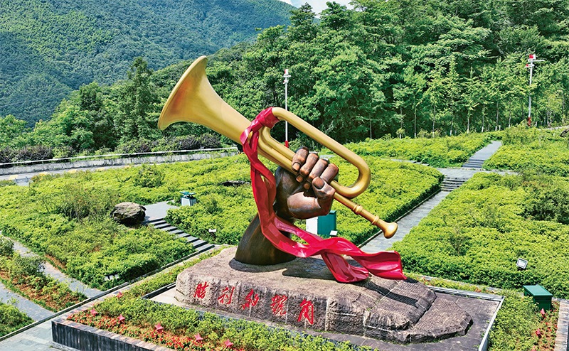 井岡山，是中國(guó)革命的搖籃。圖為2023年6月28日在井岡山拍攝的“勝利的號(hào)角”雕塑。 新華社記者 萬(wàn)象/攝