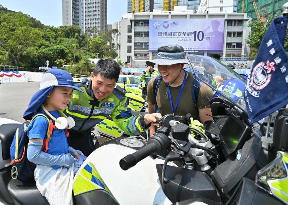 △2024年4月13日，香港特區(qū)政府警務(wù)處舉行“全民國家安全教育日”暨香港警察學(xué)院開放日開幕典禮。這是13日當(dāng)天，警隊護(hù)送組人員現(xiàn)場向市民介紹其工作。
