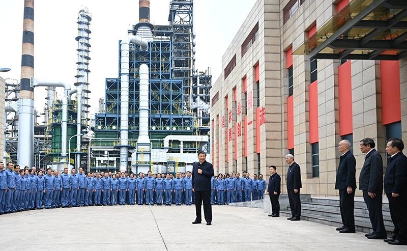 △2023年10月10日，在江西考察的習(xí)近平總書記來到中國石化九江分公司，同企業(yè)員工親切交流。