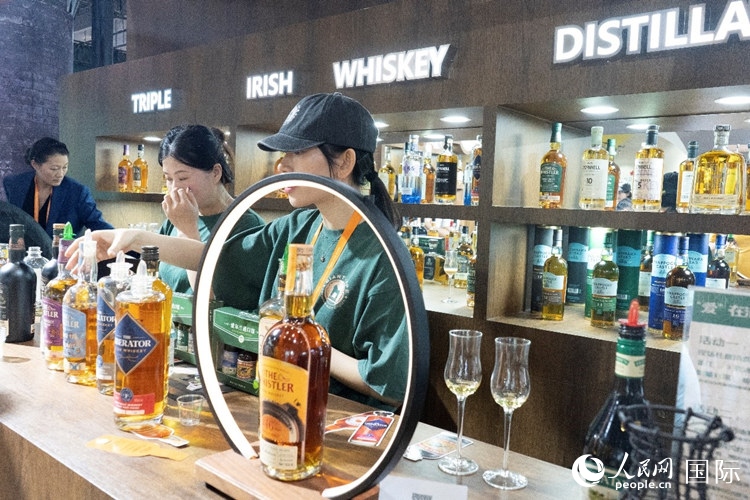 第四屆中國國際消費品博覽會愛爾蘭國家館內的參展商。人民網(wǎng) 常沙攝