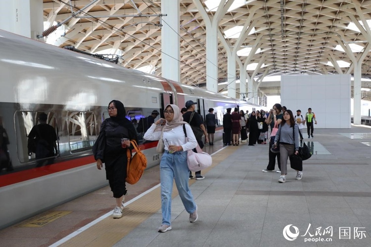 在雅萬高鐵雅加達哈利姆站站臺，乘客準備登上動車組列車。人民網(wǎng)記者 曹師韻攝
