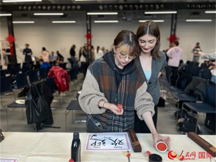 學(xué)生現(xiàn)場(chǎng)體驗(yàn)中國(guó)書法。人民網(wǎng)記者 禹麗敏攝