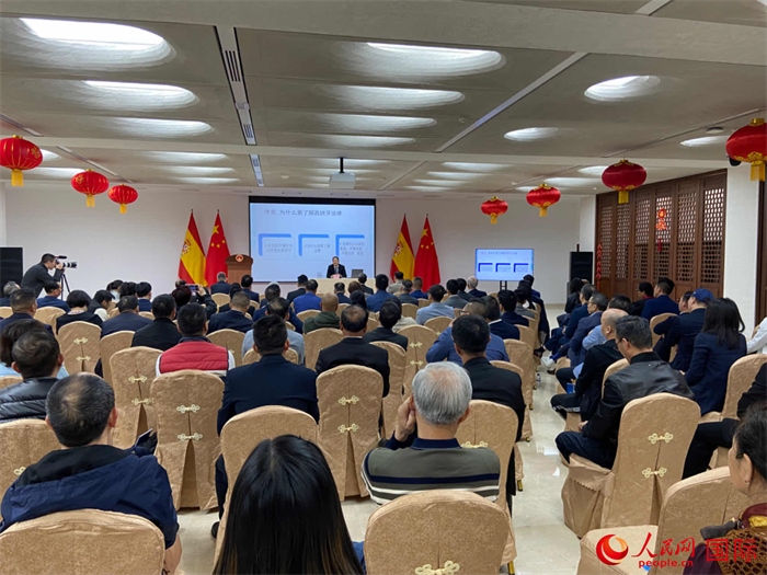 季奕鴻律師主講法律知識(shí)。人民網(wǎng)記者 范劍青攝