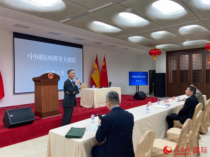中國駐西班牙大使姚敬在僑界法治講座上致辭。人民網(wǎng)記者 范劍青攝