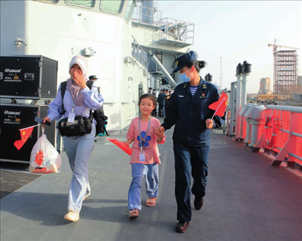 海軍軍艦赴蘇丹緊急撤離我在蘇丹人員。圖為海軍官兵帶領(lǐng)同胞登艦（2023年4月26日攝）。丁家興攝