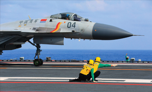 遼寧艦起飛助理作出放飛手勢(shì)，殲-15艦載戰(zhàn)斗機(jī)起飛（2020年4月攝）。張凱攝