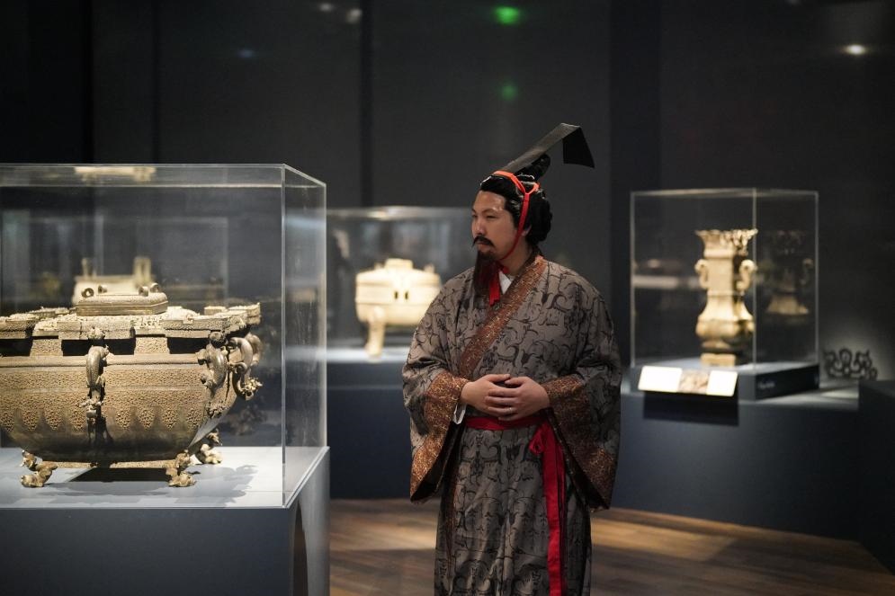 4月19日，一名觀眾身著漢服在美國舊金山亞洲藝術(shù)博物館舉辦的“鳳凰故國——青銅時代曾楚藝術(shù)展”上參觀。新華社記者吳曉凌攝