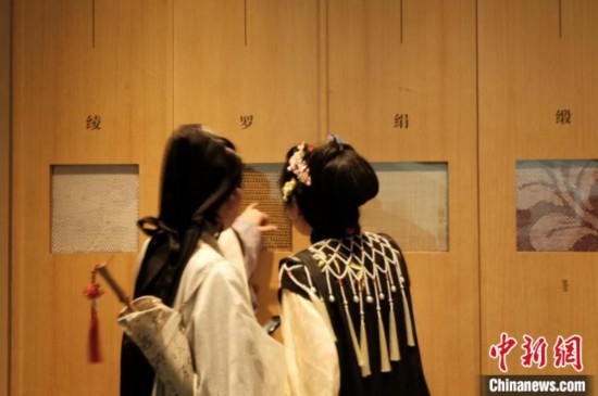 身著漢服的年輕人在中國(guó)絲綢博物館里看展。毛瑜 攝