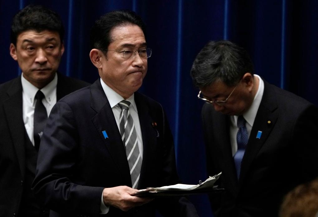 2023年12月13日，日本首相岸田文雄（中）在日本東京首相官邸召開記者會后走過時任內(nèi)閣官房長官松野博一（右）。新華社發(fā)（Pool圖片，弗蘭克·羅比雄攝）