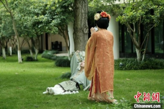 漢服愛好者在中國(guó)絲綢博物館里拍攝照片。毛瑜 攝