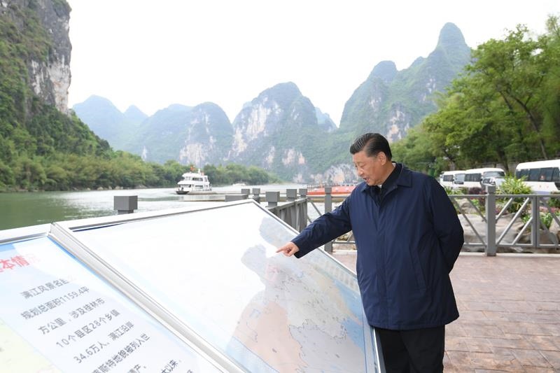 △2021年4月25日，習(xí)近平總書記在廣西桂林市陽朔縣漓江楊堤碼頭，了解漓江流域綜合治理、生態(tài)保護等情況。