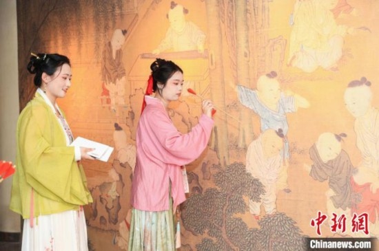 身穿漢服的年輕人參與體驗(yàn)活動(dòng)。中國(guó)絲綢博物館 供圖