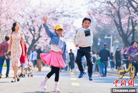 4月21日，游客在吉林大學南嶺校區(qū)游玩。吉林大學供圖