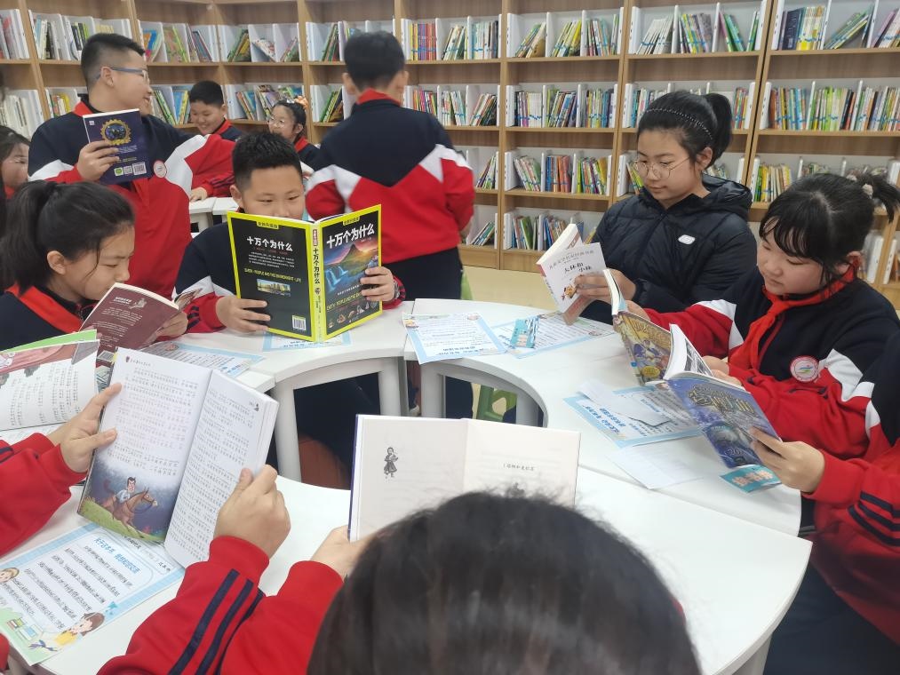 3月28日，遼寧省沈陽市鐵西區(qū)重工街第一小學(xué)的同學(xué)們在智慧圖書借閱室里專注閱讀。（沈陽市鐵西區(qū)委宣傳部供圖）