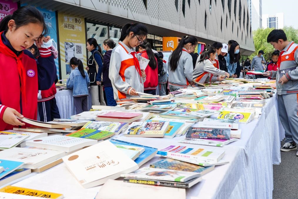 4月20日，山東省濟南市第十四屆“書香泉城”全民閱讀節(jié)在濟南市圖書館啟動，小學(xué)生在閱讀節(jié)上參與換書活動。新華社記者 朱崢 攝