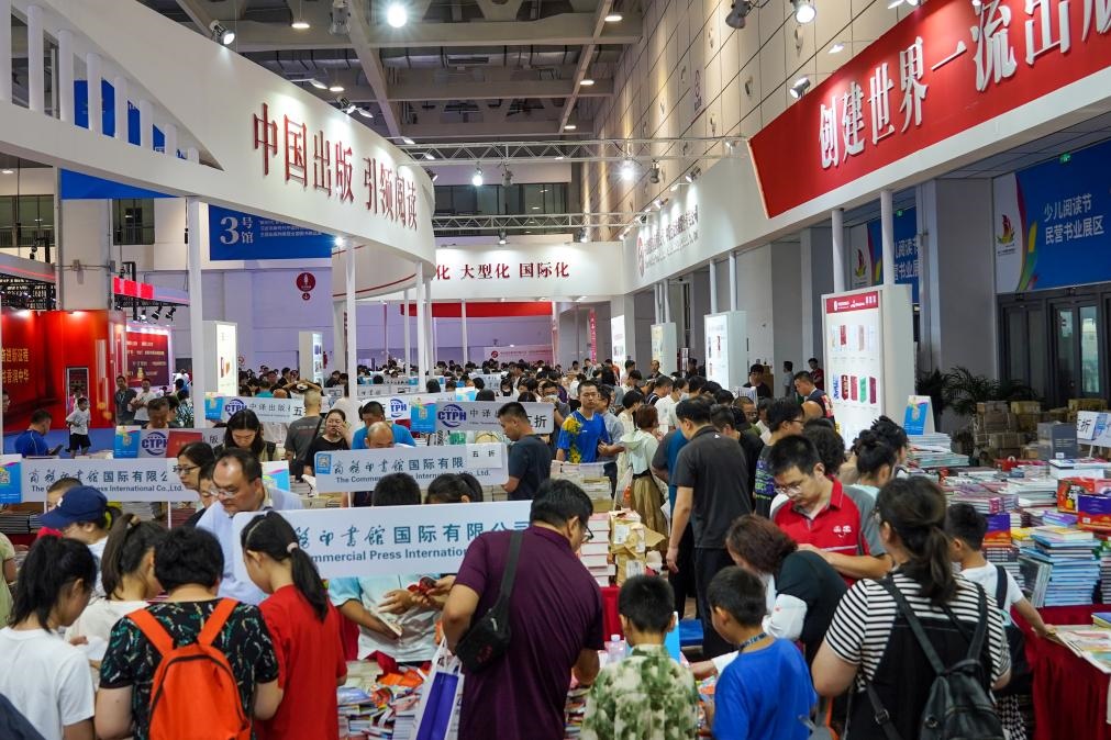 2023年7月31日，在第31屆全國圖書交易博覽會上，讀者在閱覽選購新書。新華社記者 朱崢 攝