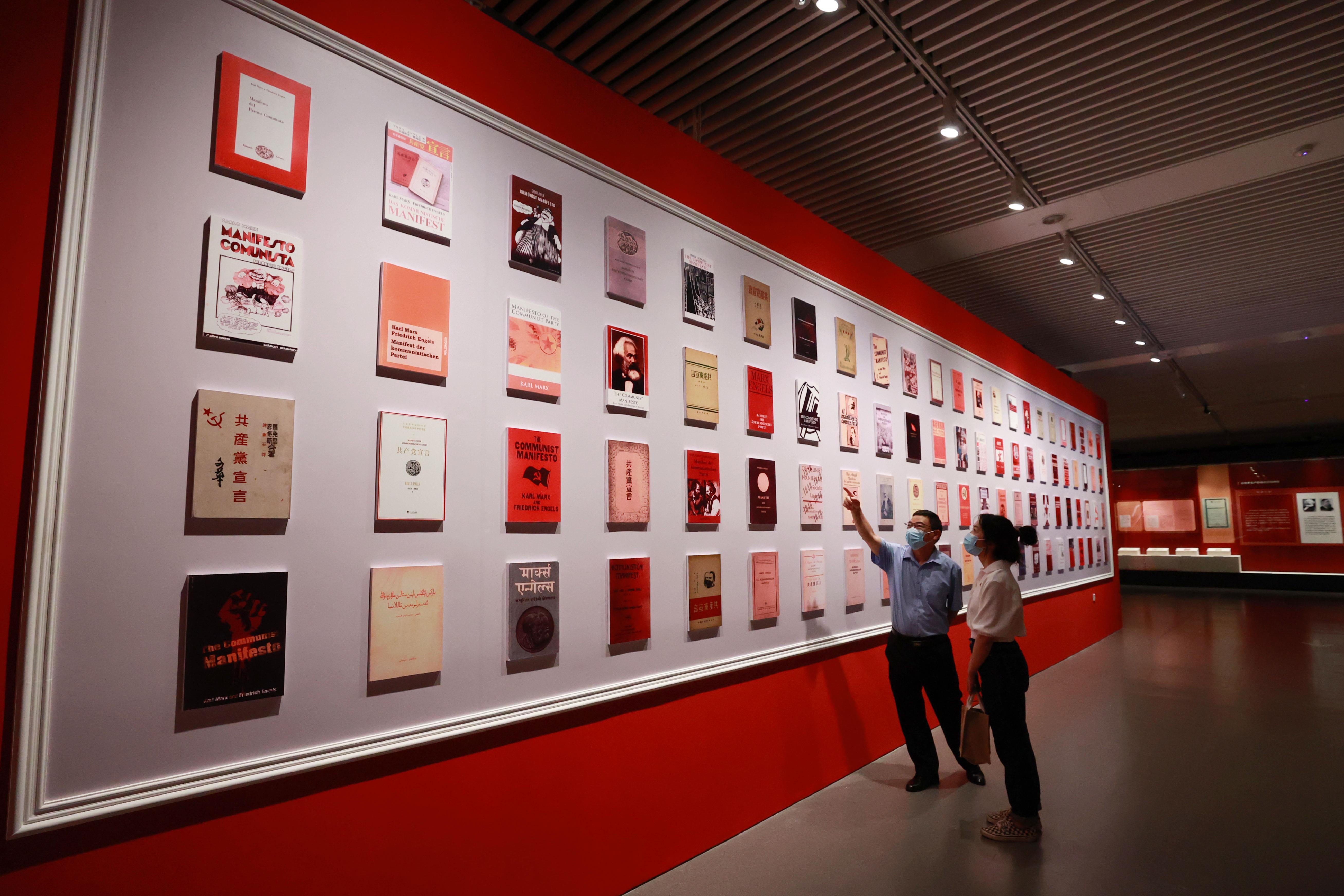 △2021年8月5日，觀眾在國家圖書館觀看不同版本的《共產黨宣言》。