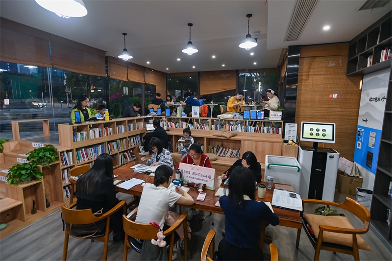 4月22日，讀者在重慶一家24小時(shí)城市智慧書(shū)房中閱讀。圖片來(lái)源：視覺(jué)中國(guó)