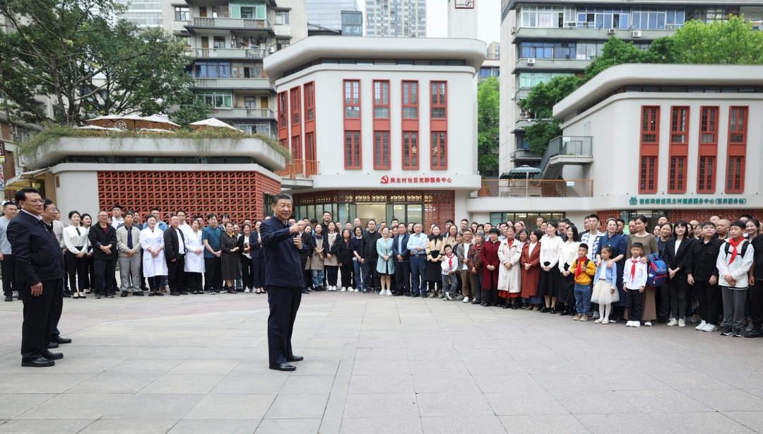 △2024年4月22日，習(xí)近平總書記來到重慶九龍坡區(qū)謝家灣街道民主村社區(qū)考察。