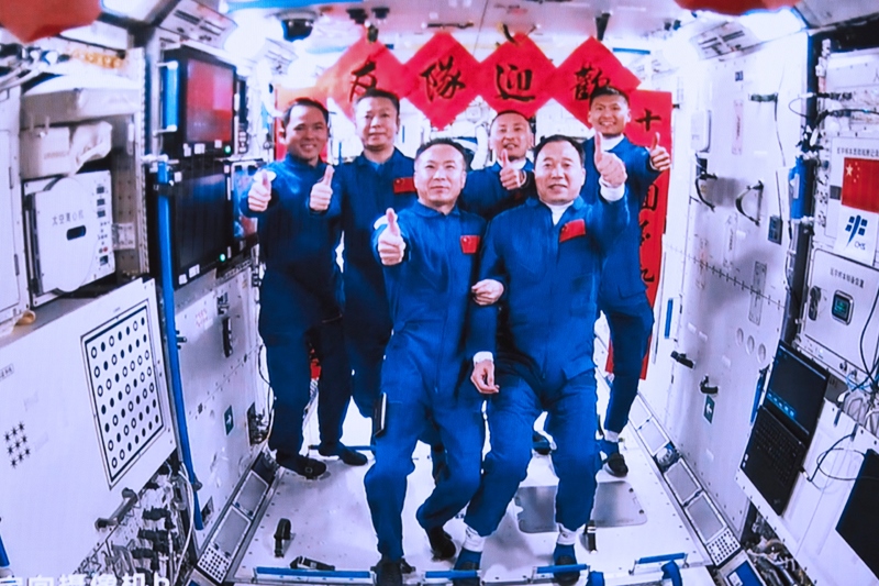 2023年5月30日，神舟十五號航天員乘組與神舟十六號航天員乘組拍下“全家?！钡漠嬅妗? width=
