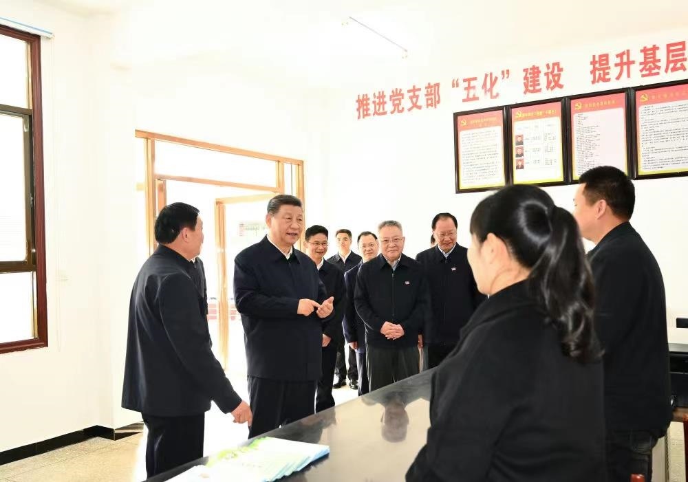 △2024年3月19日，習(xí)近平總書記在湖南常德市鼎城區(qū)謝家鋪鎮(zhèn)港中坪村黨群服務(wù)中心了解當(dāng)?shù)貫榛鶎訙p負(fù)、提升基層治理效能等情況。