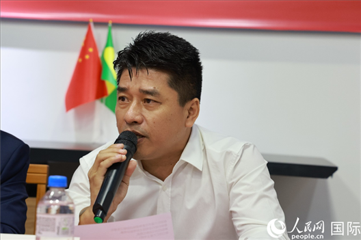 巴西中國(guó)浙江商會(huì)會(huì)長(zhǎng)鄭俠茂在座談會(huì)上致辭。人民網(wǎng)記者 陳海琪攝