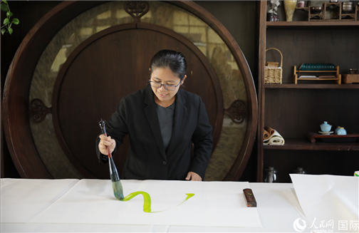 緬甸駐華大使館副館長(zhǎng)、公使銜參贊杜欣瑪泰參加《五百筆·瀾湄合作》集體藝術(shù)創(chuàng)作。人民網(wǎng)王婧攝