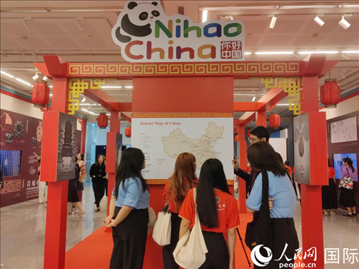 泰國學(xué)生在工作人員講解下觀展。人民網(wǎng)記者 楊一攝