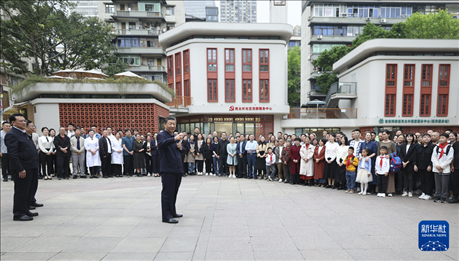 4月22日至24日，中共中央總書記、國家主席、中央軍委主席習(xí)近平在重慶考察。這是22日下午，習(xí)近平在九龍坡區(qū)謝家灣街道民主村社區(qū)考察時，同社區(qū)居民親切交流。新華社記者 鞠鵬 攝