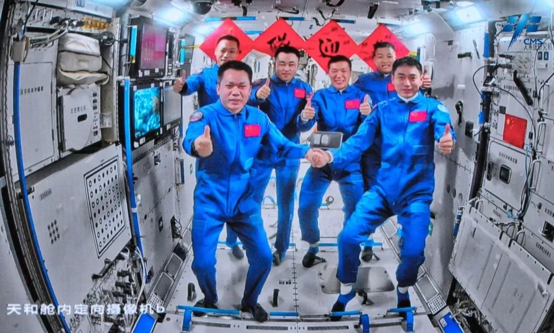 神舟十七號、神舟十八號兩個航天員乘組“太空會師”。來源：中國載人航天工程