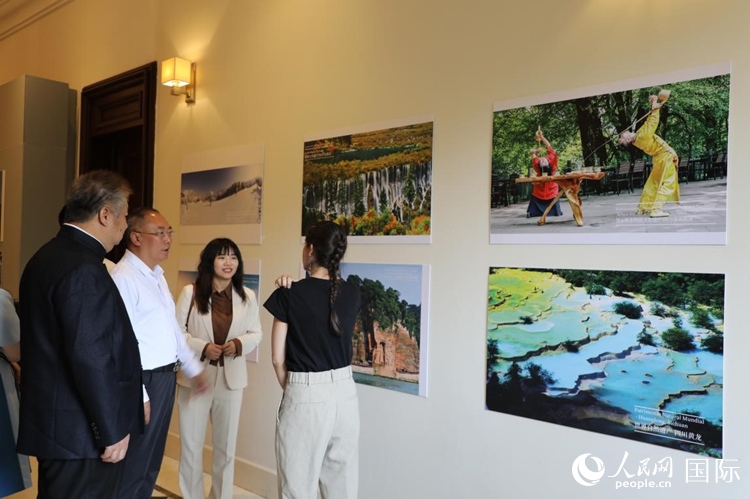 四川省文化和旅游廳副廳長(zhǎng)王成平、墨西哥松林文化中心展覽部主任盧西亞·恩里克斯·岡薩雷斯·薩拉維亞、墨西哥中國(guó)文化中心主任石岳文參觀圖片展。拍攝者為墨西哥分社外籍雇員埃內(nèi)斯托·多明戈斯