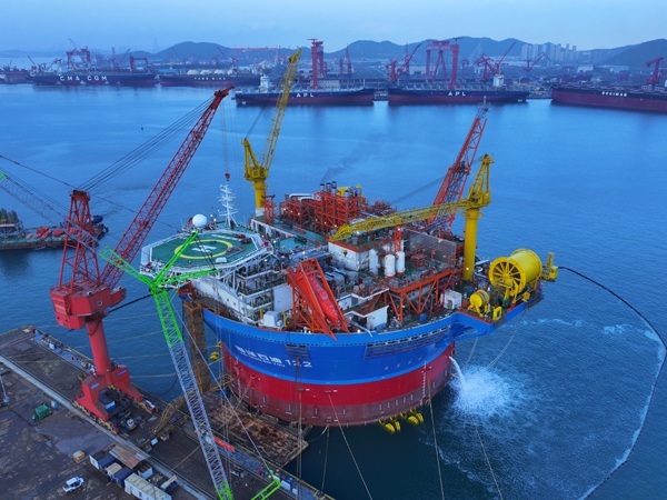 亞洲首艘圓筒型FPSO“?？惶?hào)”建造完工。韓慶攝