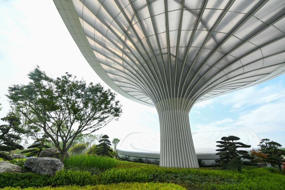 這是2024年4月22日拍攝的成都世園會主會場入口處的“芙蓉花”底部，它兼具收集雨水、循環(huán)利用的功能。新華社記者 王曦 攝