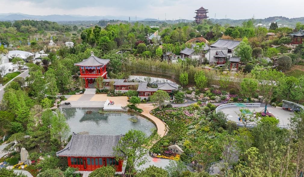 這是2024年4月22日拍攝的成都世園會主會場北京園（無人機(jī)照片）。新華社記者 王曦 攝