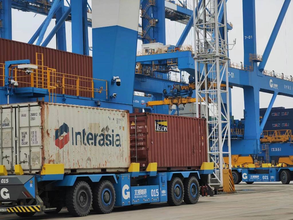 在欽州自動化集裝箱碼頭，智能導(dǎo)引運輸車在運送集裝箱。新華社記者趙歡 攝